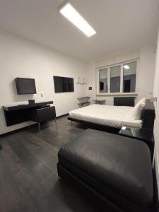 een slaapkamer met een bed, een bureau en een tv bij Anagnina Guesthouse in Rome