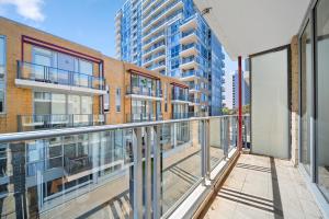 キャンベラにあるSpacious Apartment with Gym & Pool Accessの建物の景色を望むアパートのバルコニー