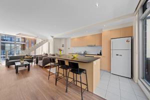 キャンベラにあるSpacious Apartment with Gym & Pool Accessのキッチン、リビングルーム(カウンター、冷蔵庫付) +17枚の写真