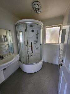 Ένα μπάνιο στο 2 bedroom whole house 1 Queen 2 Single bed