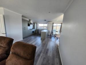 Η κουζίνα ή μικρή κουζίνα στο 2 bedroom whole house 1 Queen 2 Single bed