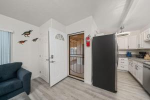 土桑3BR 2BA Comfy Home with Jacuzzi的一间厨房,里面配有黑色冰箱