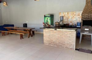 una habitación con una mesa y un mostrador con una mesa y una mesa en Charcara JJC, en Arapiraca