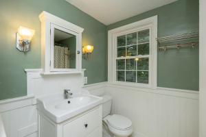 Koupelna v ubytování 4BR-3BA Charming Family-Sized in Ames