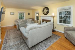 Posezení v ubytování 4BR-3BA Charming Family-Sized in Ames