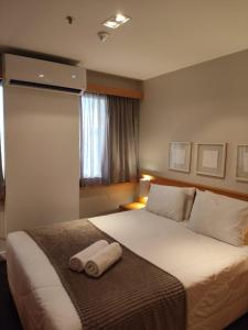 Giường trong phòng chung tại CONFORT iNN JARDINS