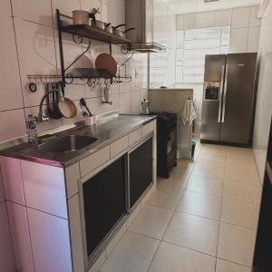 eine Küche mit Spüle und Kühlschrank in der Unterkunft Canto da Lapa in Rio de Janeiro + 6 Fotos