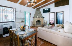 Kuchyň nebo kuchyňský kout v ubytování Stunning Home In La Puebla De Los Infan