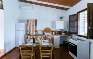 Kuchyň nebo kuchyňský kout v ubytování Stunning Home In La Puebla De Los Infan