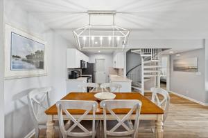 une salle à manger et une cuisine avec une table et des chaises dans l'établissement 891 Ketch Court, à Île de Hilton-Head