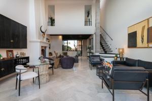 Χώρος καθιστικού στο Vista Vieja, 6BR Luxury Villa with Pool & City Views