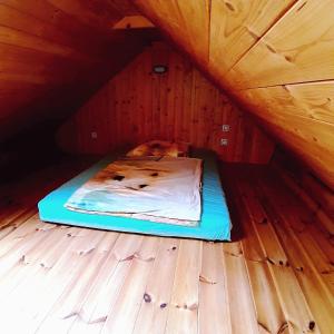 Ένα ή περισσότερα κρεβάτια σε δωμάτιο στο V Domečku Jáchymov +8 φωτογραφίες