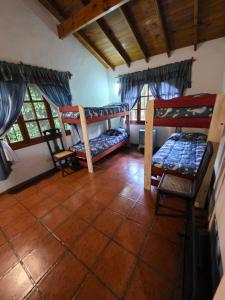 une chambre avec deux lits superposés et un sol carrelé dans l'établissement El Remanso, à Mar de las Pampas