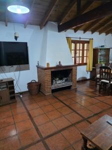 Il comprend un salon doté d'une cheminée et d'une télévision à écran plat. dans l'établissement El Remanso, à Mar de las Pampas