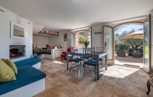 モントルーにあるGorgeous Home In Callianの青いソファとテーブルのあるリビングルーム