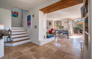 モントルーにあるGorgeous Home In Callianのリビングルーム(階段付)、ダイニングルーム