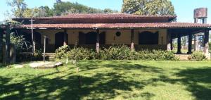 a building with a yard with a grass field at Baia do sol na cop30 in Belém