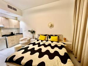 Postel nebo postele na pokoji v ubytování Karama Apple building