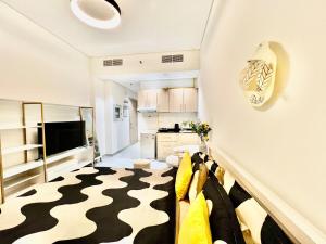 TV a/nebo společenská místnost v ubytování Karama Apple building