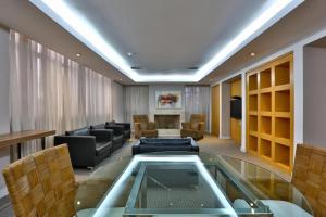 a living room with a glass table and a couch at CONFORT iNN JARDINS in São Paulo