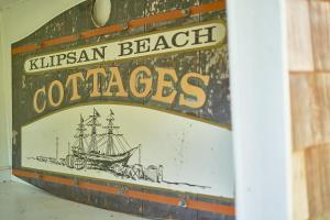 une pancarte indiquant « cafés de plage néo-zélandais » dans l'établissement Klipsan Beach Cottages, à Ocean Park