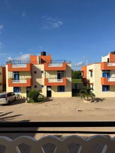 una ventana con vistas a un edificio de apartamentos en Greenwood, en Mombasa 9 fotos más