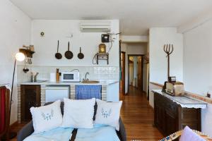 a living room with a couch and a kitchen at La Casa De La Abuela Clotilde in Hornos