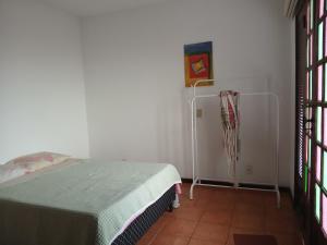 a bedroom with a bed in a room at Temporada na Praia do Trevo - Rio das Ostras, RJ in Rio das Ostras