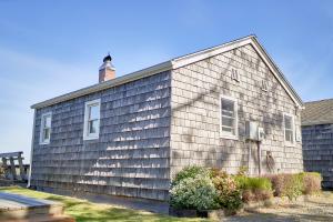 une maison avec une cheminée sur son côté dans l'établissement Klipsan Beach Cottages, à Ocean Park