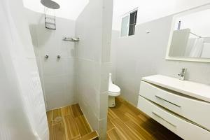 a white bathroom with a sink and a toilet at 02-Hermoso apt en el centro de mty in Monterrey +9 photos