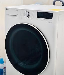 a white washing machine with a blue door at 02-Hermoso apt en el centro de mty in Monterrey
