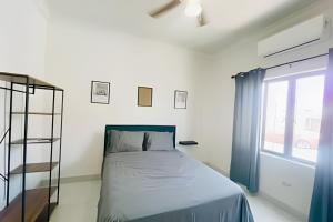 a bedroom with a bed and a window at 02-Hermoso apt en el centro de mty in Monterrey
