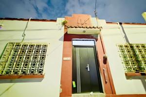 a building with a green door and two windows at 02-Hermoso apt en el centro de mty in Monterrey
