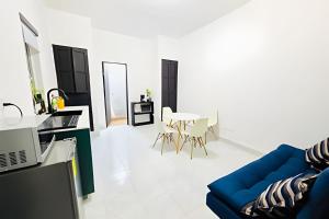 a living room with a blue couch and a table at 02-Hermoso apt en el centro de mty in Monterrey