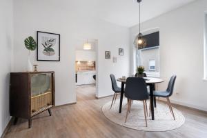 a dining room with a table and a tv at Ferienwohnung Finsterwalde 2 in Finsterwalde
