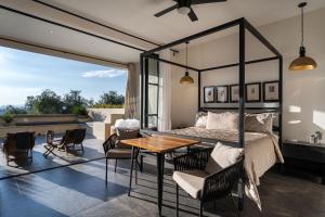 Χώρος καθιστικού στο Vista Vieja, 6BR Luxury Villa with Pool & City Views