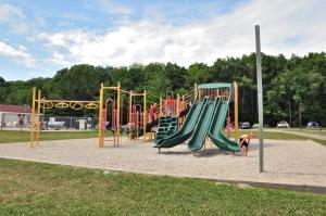 Gallery image of Plymouth Rock Camping Resort One-Bedroom Cabin 6 in Elkhart Lake