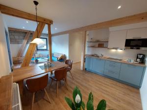 HerbrechtingenにあるFerienwohnung Am Eselsburger Talのテーブルと椅子のあるキッチンとダイニングルーム +28枚の写真