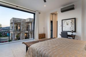 Ένα ή περισσότερα κρεβάτια σε δωμάτιο στο Vista Vieja, 6BR Luxury Villa with Pool & City Views +68 φωτογραφίες