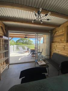 een woonkamer met een bank en een patio bij O'Morne in Sainte-Anne