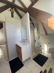 een badkamer met een wastafel en een toilet bij O'Morne in Sainte-Anne