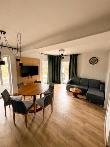 un salon avec une table et un canapé dans l'établissement Apartamenty Brzozowe, à Okoniny Nadjezierne