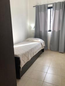 a small bed in a room with a window at Cuatro Estaciones in San José +28 photos
