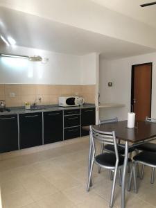 Una cocina con una mesa y sillas en una cocina. en Cuatro Estaciones, en San José