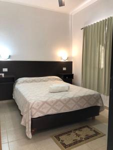 Un dormitorio con una cama con dos toallas encima. en Cuatro Estaciones, en San José