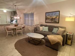 una sala de estar con un sofá y una mesa en Relaxing beach getaway just steps to the shore, en Coquina Gables