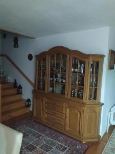 にあるDorul Munțilorの階段付きの客室内の木製キャビネット