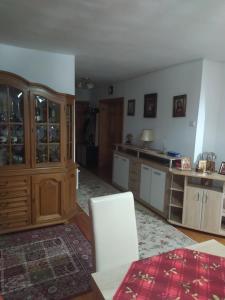 にあるDorul Munțilorのキッチンとダイニングルームのあるリビングルーム