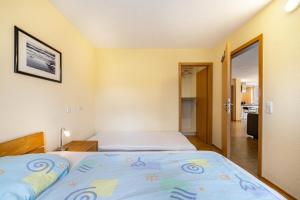 une chambre avec deux lits dans une pièce dans l'établissement Ferienwohnung Gäufelden 120 Qm, à Gäufelden