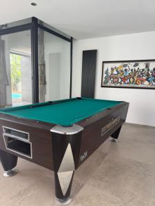 Biliár nebo kulečník v ubytování Beautiful Villa Pool & Garden